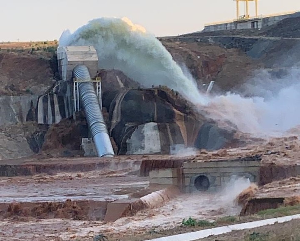 Tubulação de barragem rompe no interior do Ceará — Foto: Darlene Barbosa/SVM
