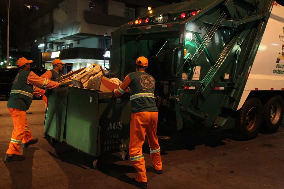 Funcionários do SLU recolhem lixo em área comercial de Brasília (Foto: Toninho Tavares/Agência Brasília)