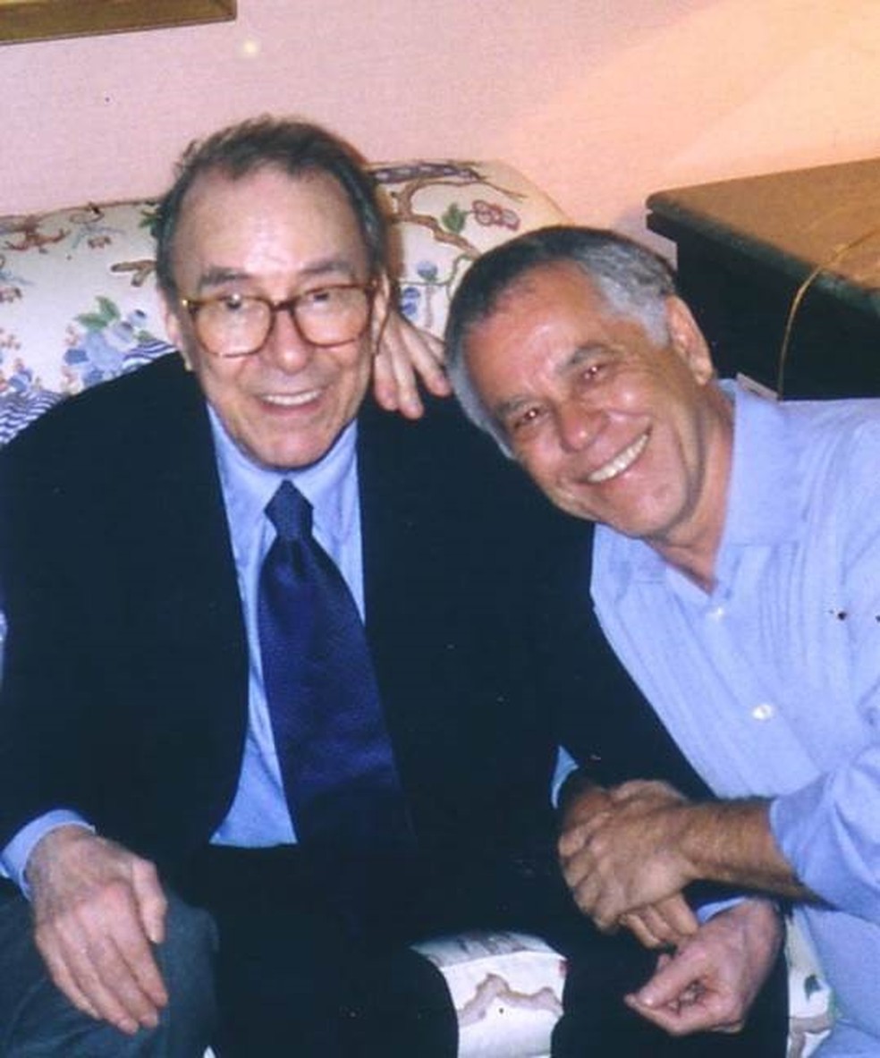 João Gilberto e o crítico musical Nelson Motta, em foto de arquivo — Foto: Acervo Pessoal/BBC