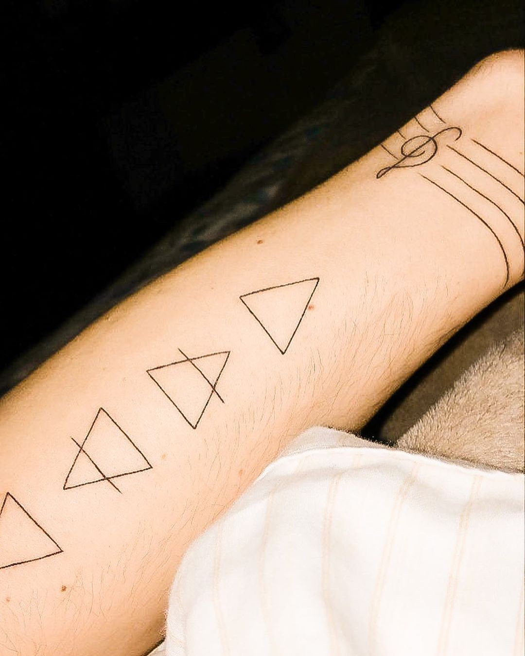 Fiuk mostra a nova tatuagem que fez no braço esquerdo (Foto: Reprodução/Instagram)