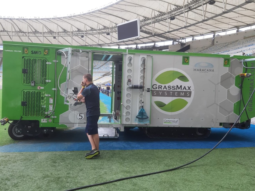 Máquina que realiza a costura da grama no Maracanã: estádio será reaberto no início de março — Foto: Sergio Lobo