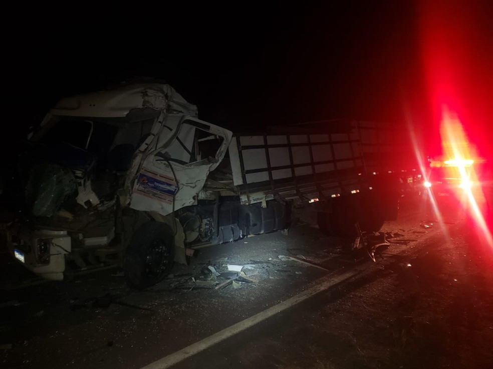 Informações preliminares apontam que a batida foi provocada durante uma passagem indevida feita pelo motorista do caminhão, — Foto: Polícia Rodoviária Federal (PRF)