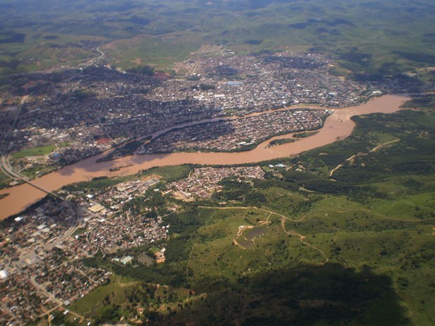 Rio Doce e vista parcial do município de Governador Valadares, em Minas Gerais  (Foto: Wikimedia Commons  )