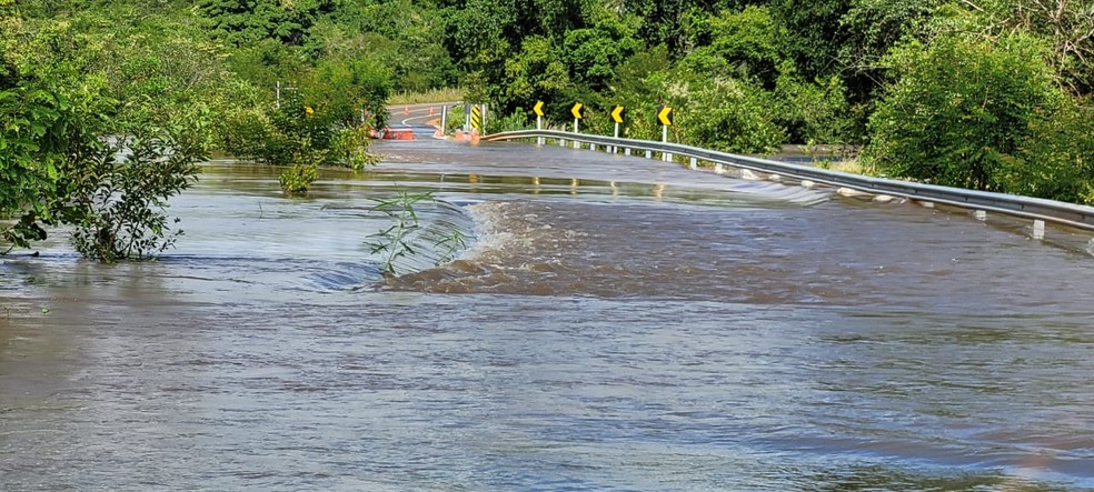 Chuvas deixam BR-222 coberta pela água, entre as cidades de Piripiri e Batalha, no Piauí — Foto: Polícia Rodoviária Federal