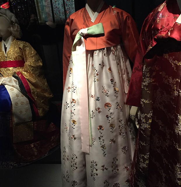 A display of traditional Korean hanbok in sumptuous silk-satins and brocade (Foto: Suzy Menkes/Instagram)