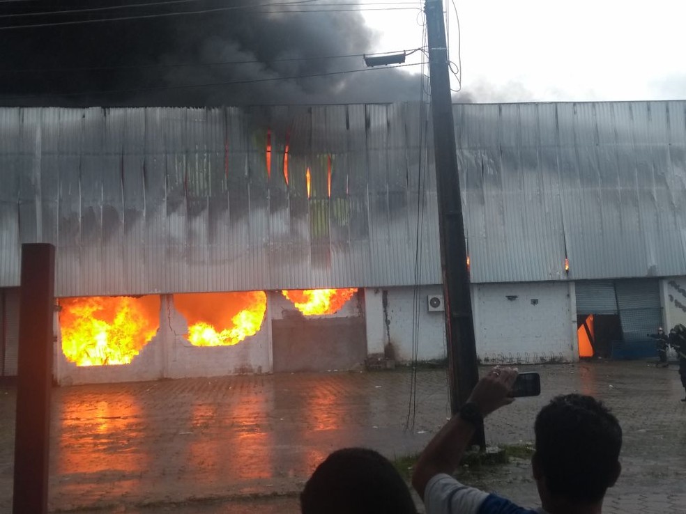 IncÃªndio, considerado de grandes proporÃ§Ãµes, atinge galpÃµes de rede de lojas em Ananindeua. (Foto: ReproduÃ§Ã£o)