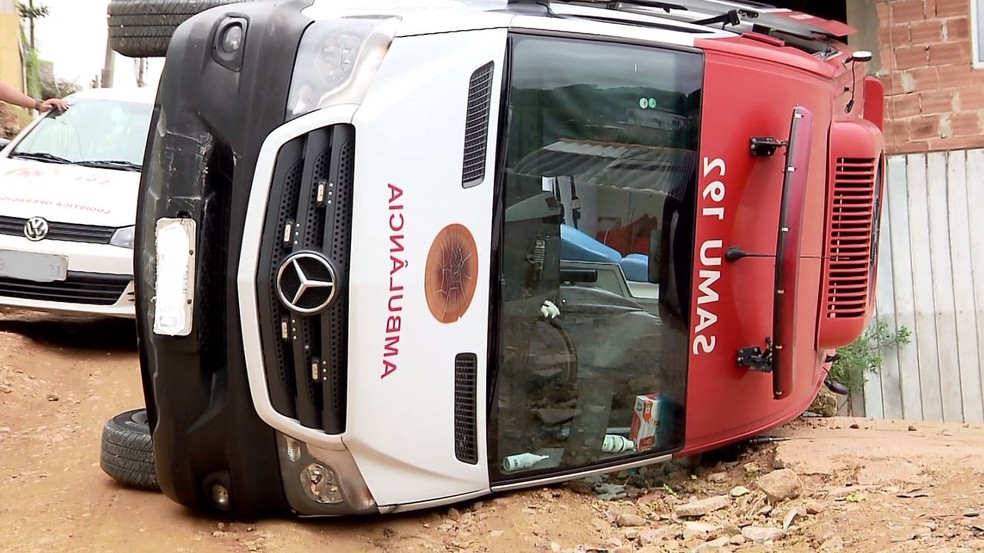 Ambulância ficou cerca de 10 horas tombada em rua de Curitiba — Foto: Reprodução/RPC