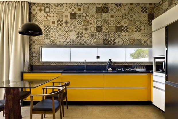 Cozinha: 6 inspirações com armários amarelos para todos os estilos (Foto: Cesar Edgard )