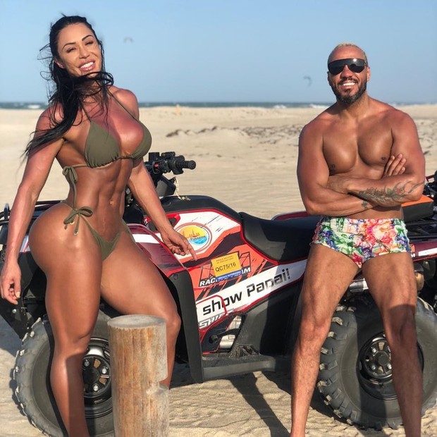 Belo e Gracyanne ostentam boa forma na praia (Foto: reprodução/Instagram)