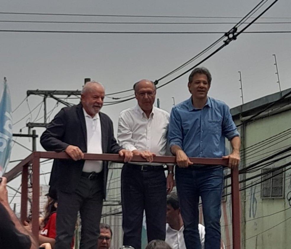 Lula ao lado de Alckmin e Fernando Haddad durante campanha em São Mateus, na capital paulista. — Foto: Anselmo Caparica/TV Globo