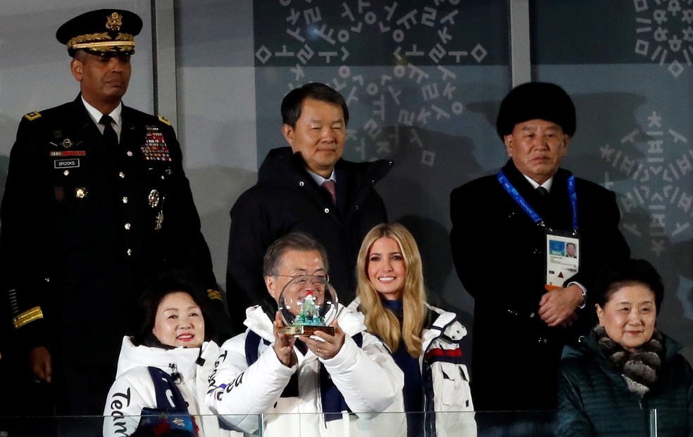 O presidente do Comitê Olímpico Internacional, Thomas Bach, a filha de Donald Trump, Ivanka, e o presidente da delegação norte-coreana, Kim Yong-chol, participam do encerramento dos Jogos Olímpicos de Pyeongchang (Foto: REUTERS / Murad Sezer)