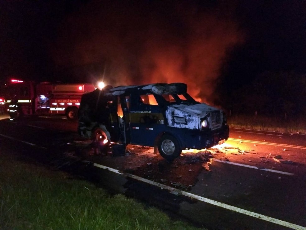 Grupo bloqueou estrada para explodir carro-forte em São Carlos — Foto: Arquivo pessoal