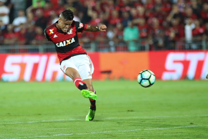 Éverton não se acha com vaga cativa no Fla: A concorrência está enorme