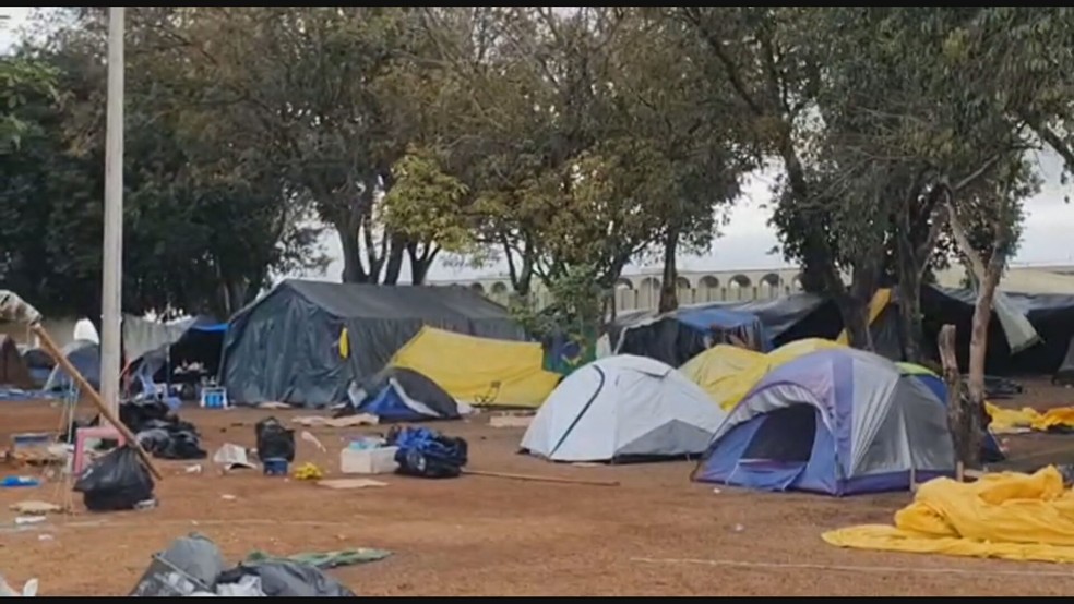 Bolsonaristas continuam acampados em frente ao QG do Exército em Brasília, nesta segunda (9) — Foto: TV Globo/Reprodução