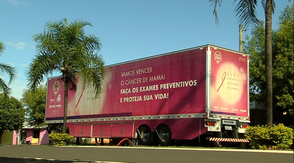 Carretas do Hospital de Amor que realizam mamografias para diagnóstico de câncer — Foto: EPTV/Reprodução