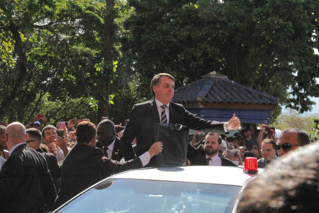 Comitiva presidencial chega ao Santuário Nacional e Bolsonaro acena para o público