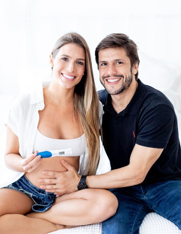Bia Feres com o marido, Maurício Sirotsky, e o filho, Isaac, anunciam nova gravidez (Foto: Reprodução/Instagram)