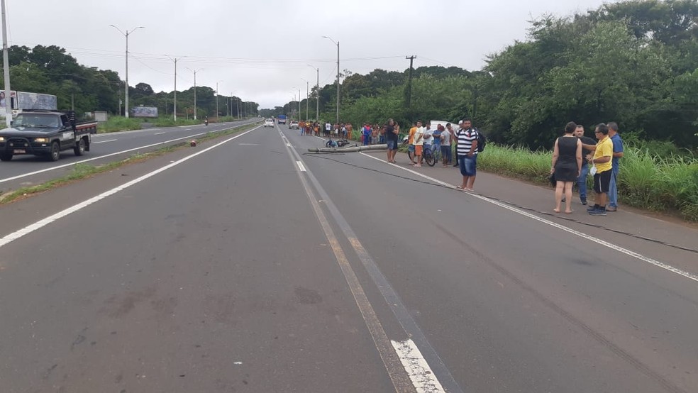 Funcionário da Secretaria de Governo morre após colidir com poste derrubado por carro na BR-343, na Zona Sul de Teresina — Foto: Polícia Rodoviária Federal