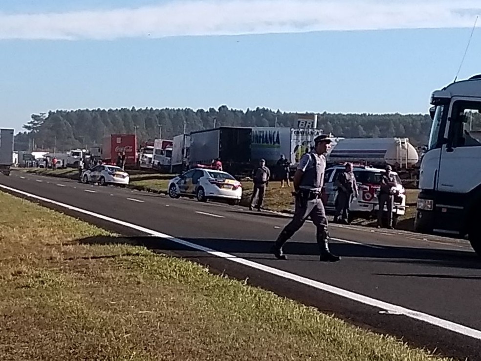 Em Agudos (SP), caminhões também começam a deixar pontos de manifestação (Foto: Fernanda Ubaid/TV TEM)