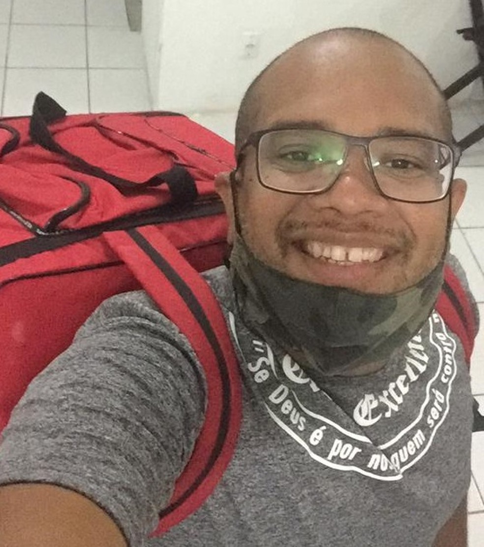 Jo&atilde;o Batista Costa, conhecido como Jo&atilde;o Batista do FAMA, viou moto-entregador durante a pandemia da Covid-19 &mdash; Foto: Cedida