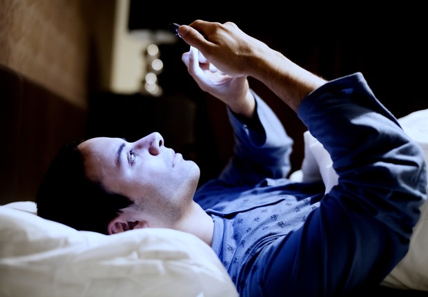 mau hábito; mexer no celular antes de dormir; perder o sono  (Foto: Thinkstock)