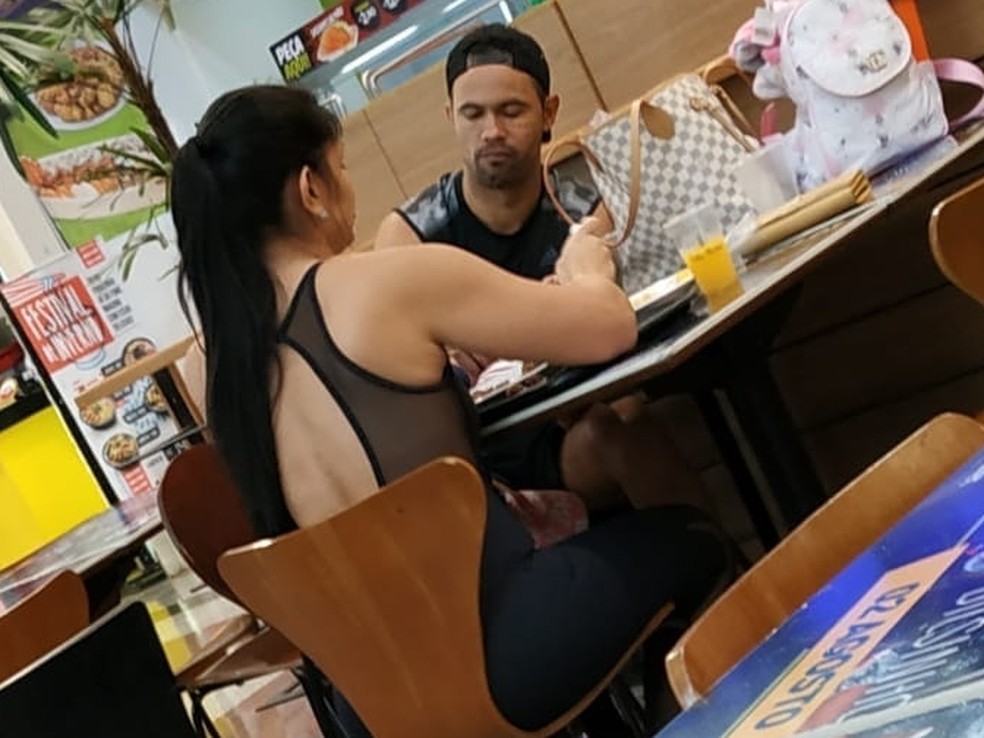 Bruno Fernandes é visto com esposa em shopping de Varginha (MG) — Foto: Redes Sociais