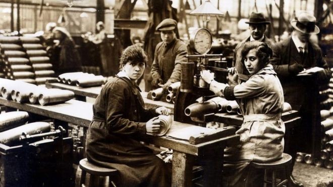 'Municionetes' às vezes ficavam mais de 50 horas trabalhando por semana, quando não 72 horas (Foto: Trinity Mirror/Mirrorpix/Alamy Strock Photo via BBC)