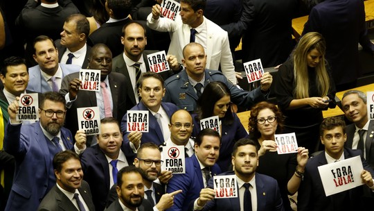 'Sem anistia' e 'Fora Lula': protestos de deputados e senadores reforçam polarização no começo da legislatura