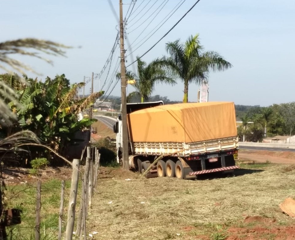 Carreta percorreu cerca de 200 metros, Ã s margens da BR-376, em ParanavaÃ­ â Foto: Neide Oenning/Arquivo pessoal