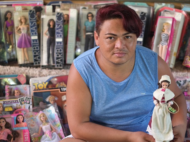 Fredson de Sousa Nascimento possui uma coleção com mais de 100 bonecas barbie: &quot;Sou fissurado&quot; (Foto: Inaê Brandão/G1 RR)