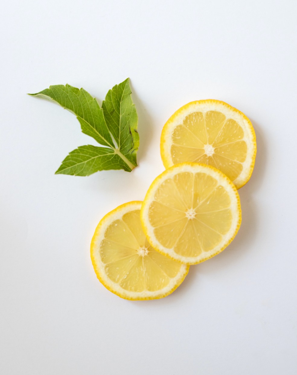 Limão espremida em um copo d'água em jejum: primeiro passo — Foto: Reprodução/Unsplash
