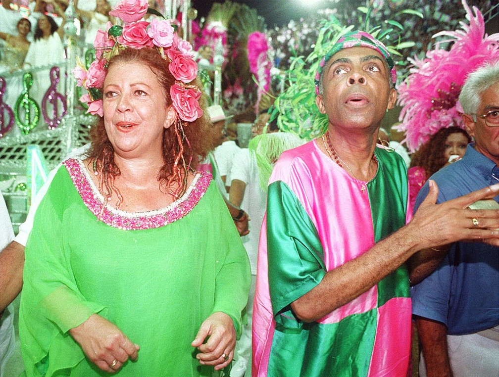 Beth Carvalho e Gilberto Gil durante desfile da Mangueira na MarquÃªs de SapucaÃ­ em 1998 â€” Foto: Rosane Marinho/Folhapress/Arquivo
