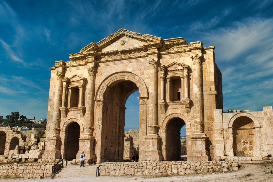 O Arco de Adriano, um dos destaques do complexo arqueológico romano da cidade de Jerash, na Jordânia