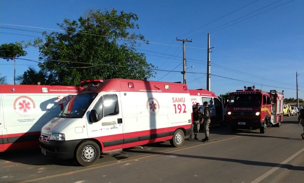 Bombeiros e equipes do Samu foram acionados para o socorro às vítimas de capotamento em Paripueira, AL — Foto: Divulgação/Corpo de Bombeiros-AL