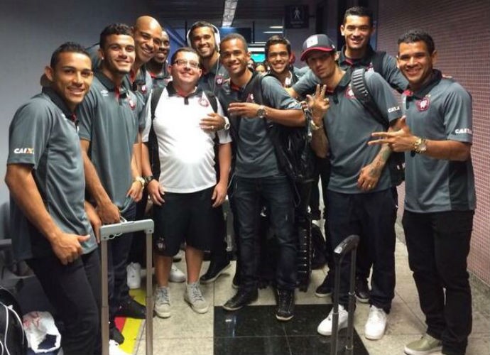 Adriano registrou foto dos jogadores antes da viagem para a Argentina (Foto: Reprodução/Twitter)