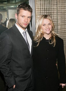 Reese Witherspoon e Ryan Phillipe estrelaram o filme Cruel Intentions dos anos 1990, o que resultou em um casamento de 7 anos e dois filhos. Mesmo após a separação, em  2006, eles continuam amigos