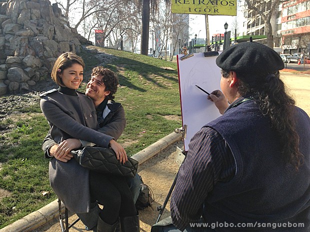 Em cena com seu amigo, Sophie Charlotte se diverte no Chile (Foto: Sangue Bom/TV Globo)