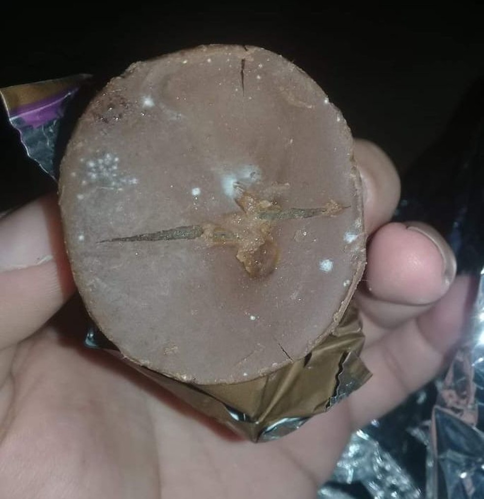 Bombons entregues no kit de páscoa apresentaram mofo em Duartina — Foto: Arquivo pessoal 