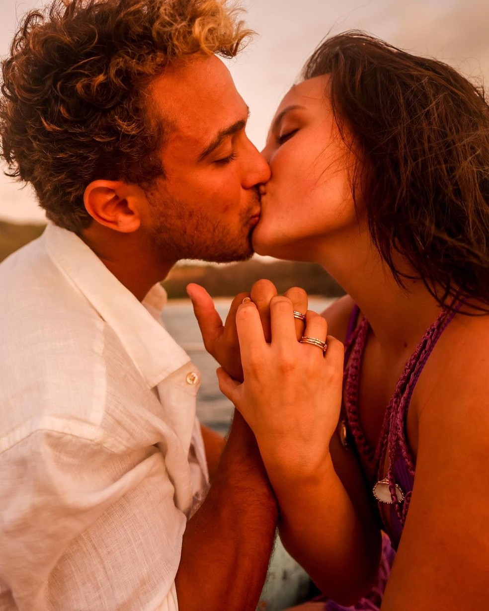 Andr� Luiz Frambach e Larissa Manoela mostram alian�as de noivado � Foto: Reprodu��o/Instagram