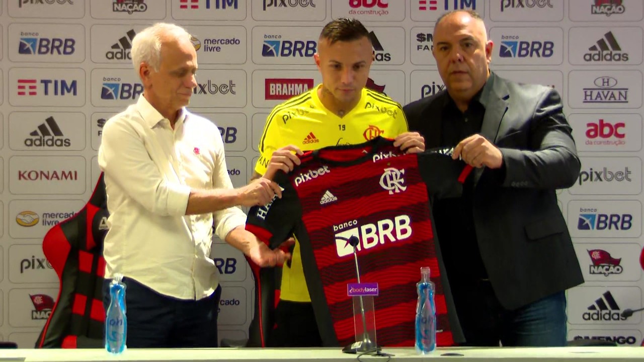 Cebolinha &eacute; apresentado e vesta a camisa do Flamengo