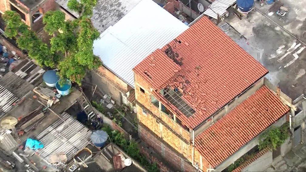 Casa com telhado parcialmente destruído em São Gonçalo, na Região Metropolitana do Rio — Foto: Reprodução/ TV Globo