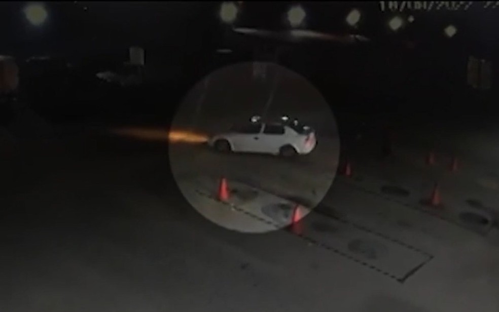 Imagens de câmeras de segurança do posto de combustível de Itambé mostram o carro do comerciante, por volta das 22h — Foto: Reprodução/TV Santa Cruz