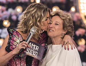 Fernanda Lima dá beijo carinhoso e brinca com a mãe no palco do programa (Foto: Raphael Dias/ Gshow)