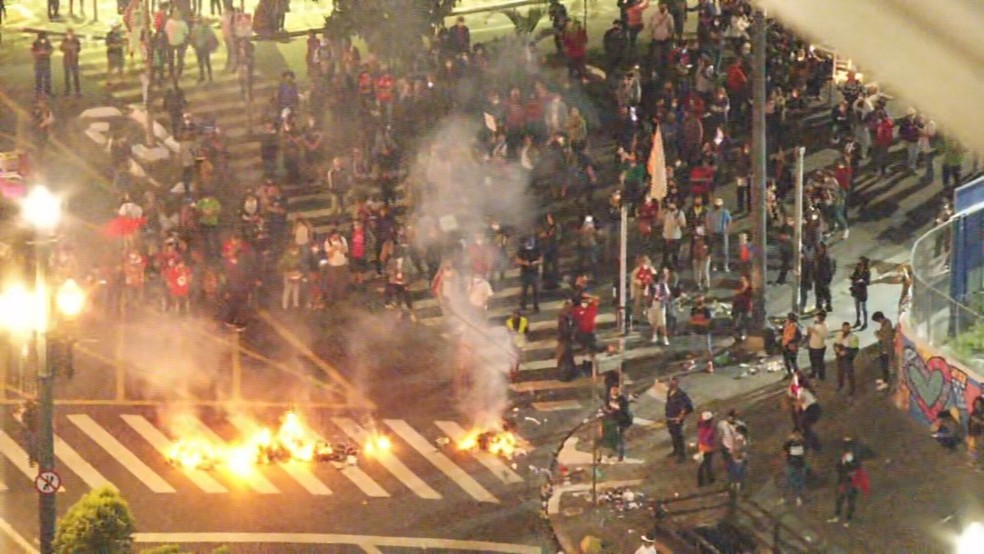 Manifestantes tacam fogo na pista em frente a Câmara Municipal de SP — Foto: Reprodução/ Tv Globo