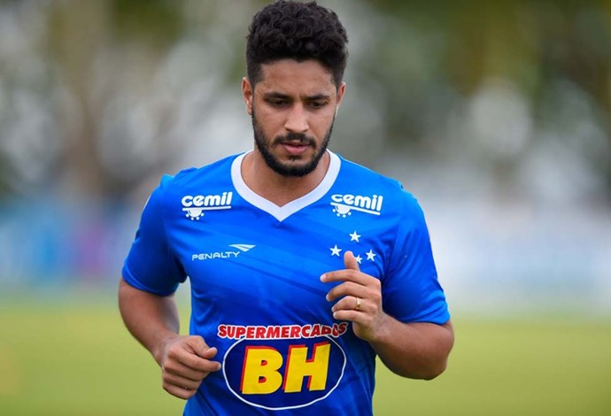 Ansioso, Léo evita falar sobre retorno e valoriza concorrência no Cruzeiro