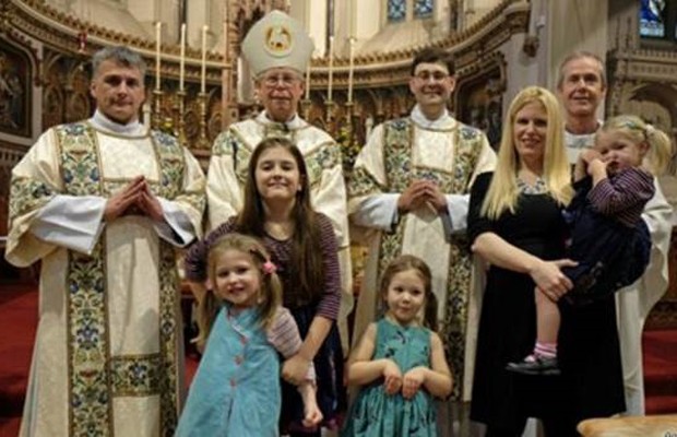 O ex-padre anglicano Robin Farrow (de óculos) é casado e tem quatro filhas, mas será ordenado na Igreja Católica em abril (Foto: Arquio pessoal)