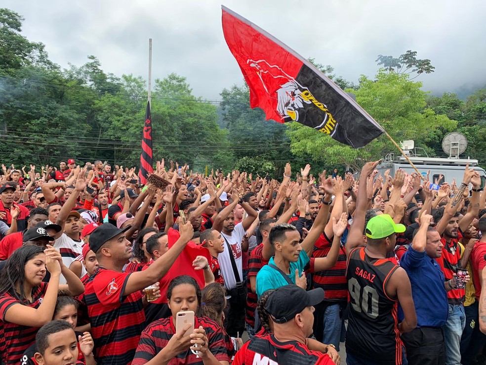Torcida do Flamengo na porta do Ninho — Foto: André Durão / GloboEsporte.com