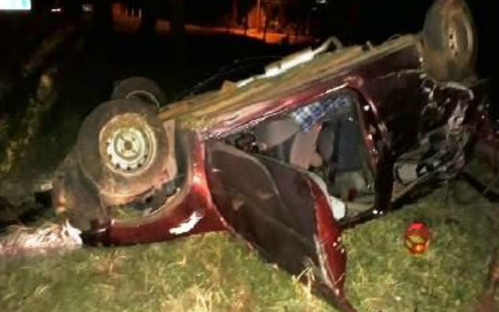 Carro da família foi atingido na traseira e capotou na Rodovia Cândido Portinari em Brodowski, SP — Foto: Reprodução/EPTV