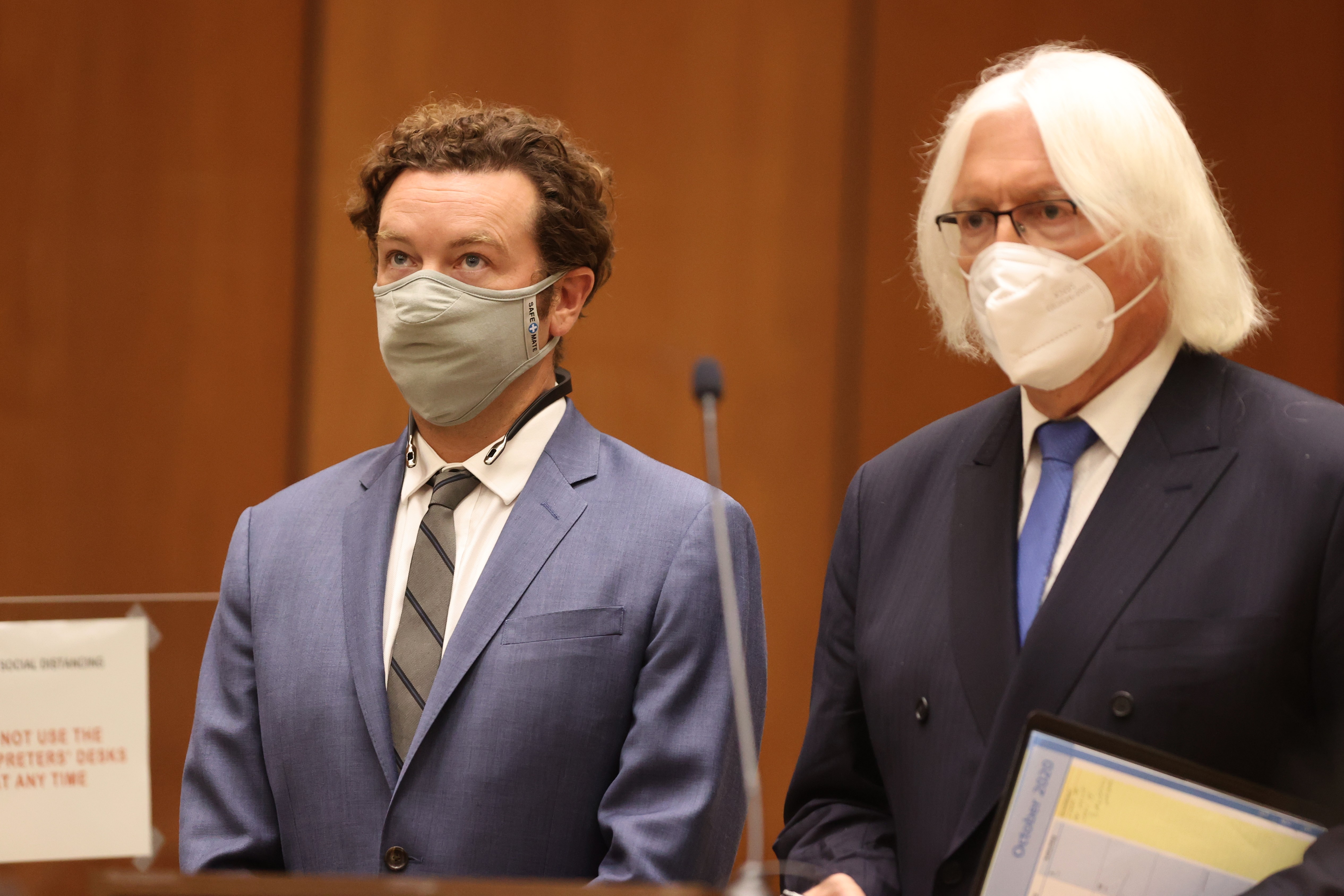 O ator Danny Masterson acompanhado de seu advogado, Thomas Mesereau, em sessão recente na corte de Los Angeles das acusações de estupro contra ele (Foto: Getty Images)