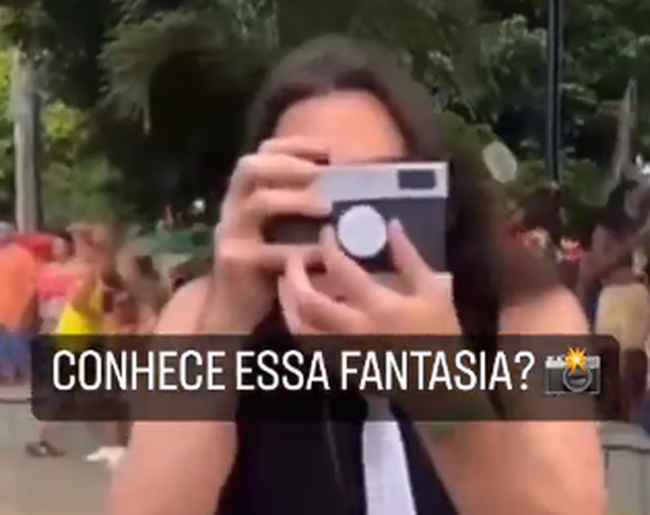 Fantasia que imita o fotógrafo Ricardo Stuckert no Carnaval de Salvador em 18 de fevereiro de 2023